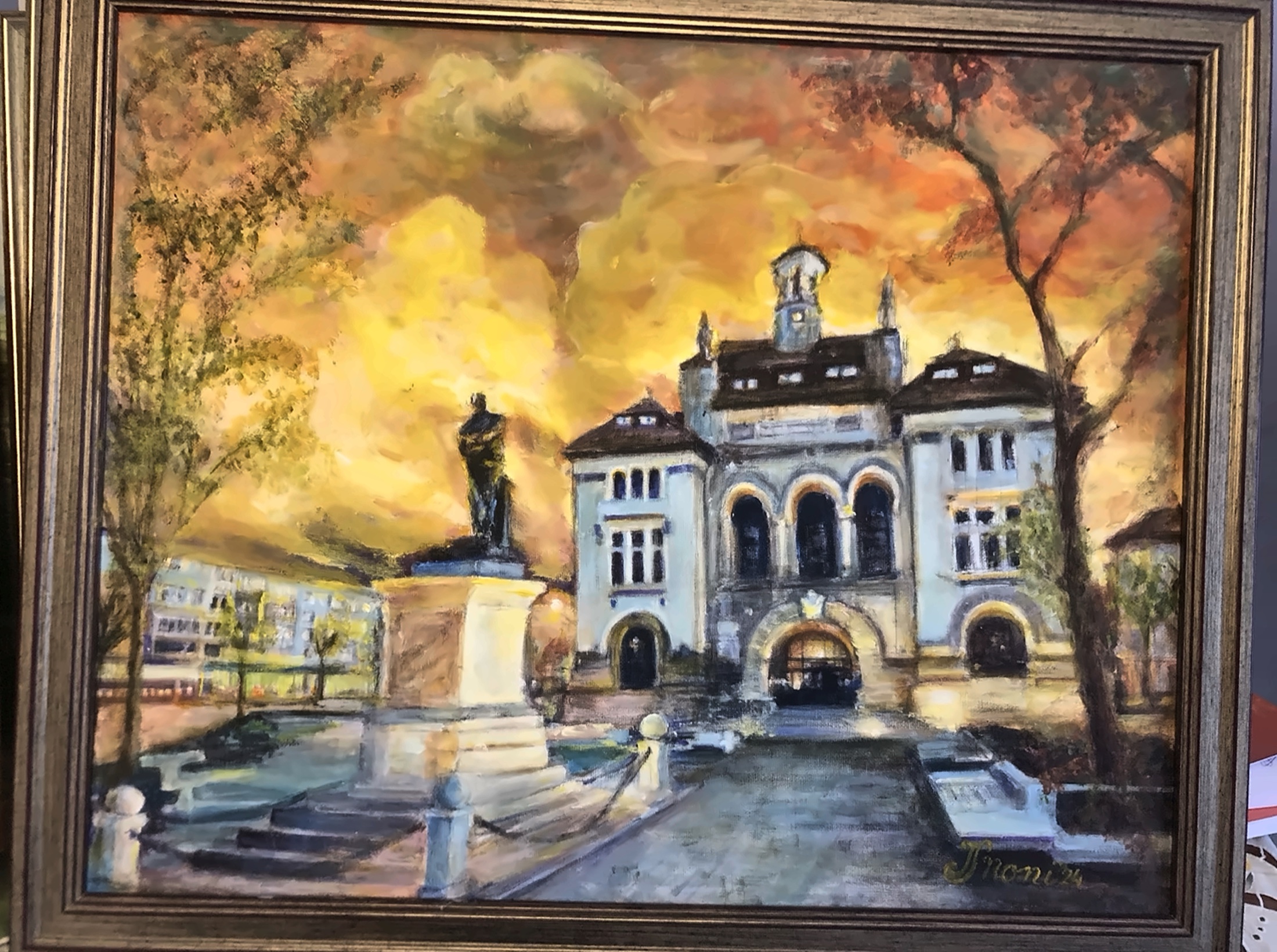Pictura Noni Serghi cu cladire publica, monument si cer de apus.